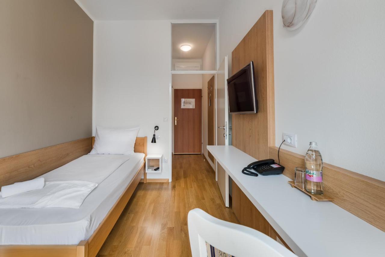Hotel Dvorec Tolmin Esterno foto